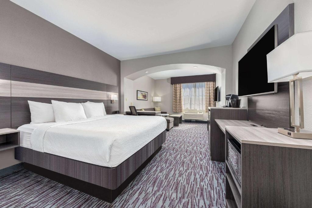 La Quinta Inn and Suites Allen at The Village, photo 2