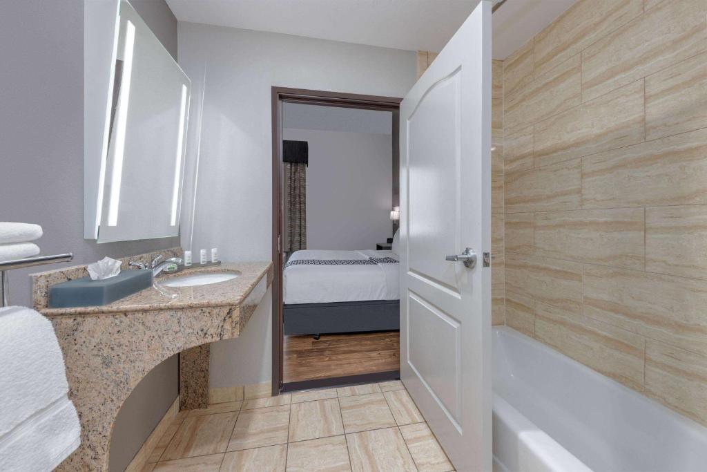 La Quinta Inn and Suites Allen at The Village, photo 3