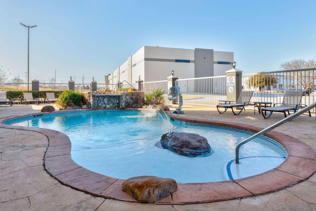 La Quinta Inn and Suites Allen at The Village, photo 4
