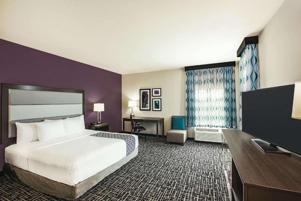 La Quinta Inn & Suites by Wyndham McAllen La Plaza Mall, photo 2