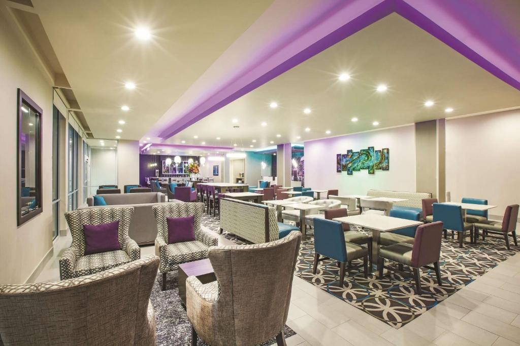 La Quinta Inn & Suites by Wyndham McAllen La Plaza Mall, photo 4