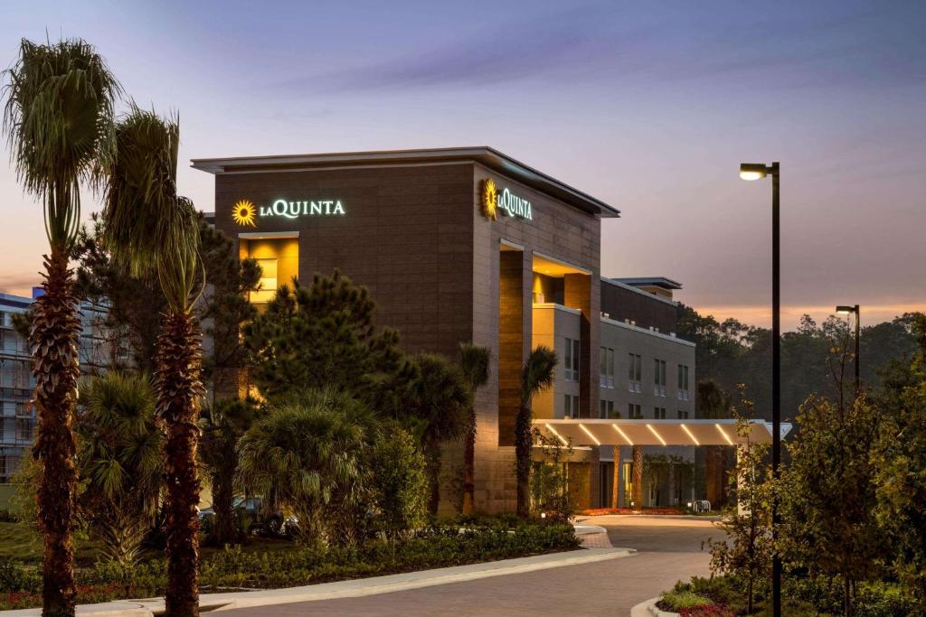 La Quinta Inn & Suites by Wyndham Orlando I-Drive Theme Parks, photo 1