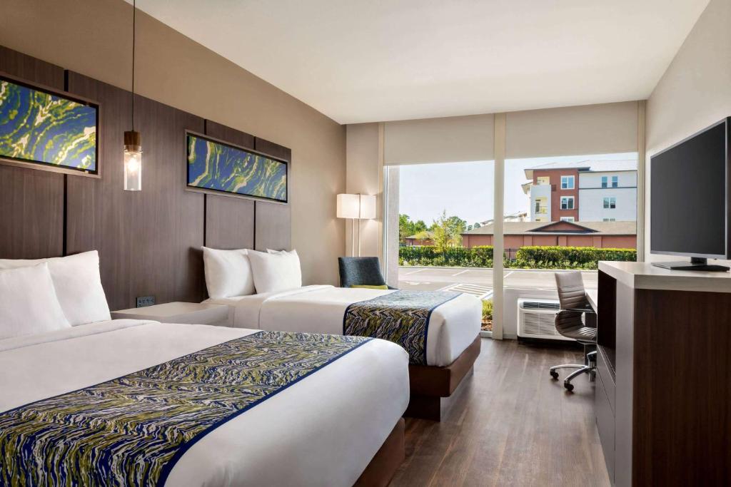 La Quinta Inn & Suites by Wyndham Orlando I-Drive Theme Parks, photo 2