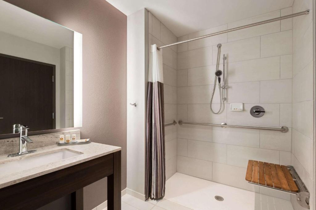 La Quinta Inn & Suites by Wyndham Orlando I-Drive Theme Parks, photo 3