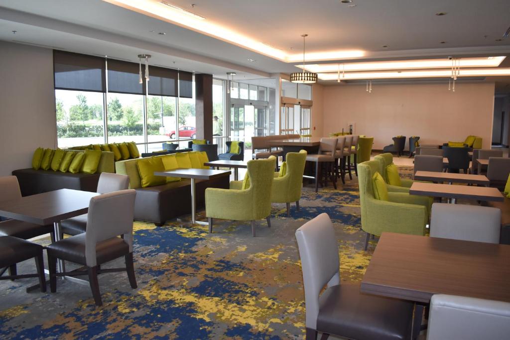La Quinta Inn & Suites by Wyndham Orlando I-Drive Theme Parks, photo 4