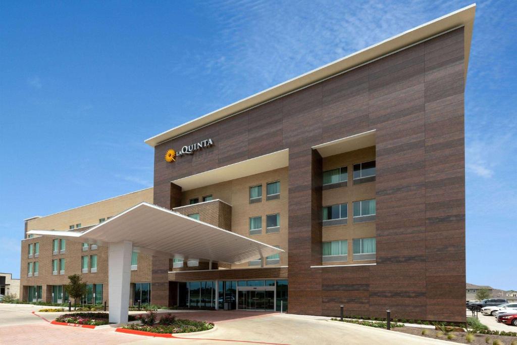 La Quinta Inn & Suites by Wyndham Round Rock near Kalahari, photo 1