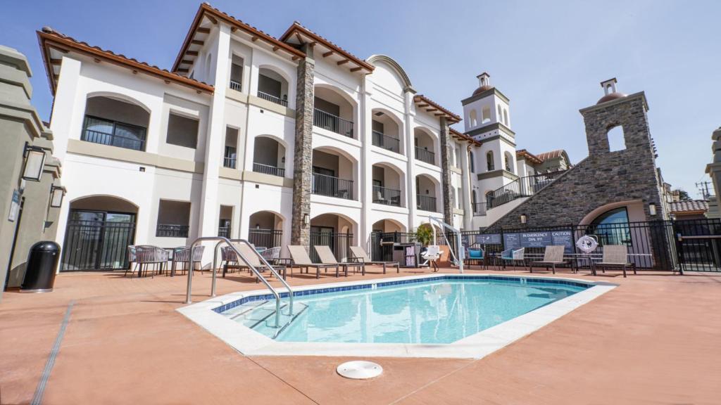 La Quinta Inn & Suites by Wyndham Santa Cruz, photo 1