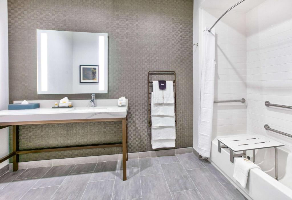La Quinta Inn & Suites by Wyndham Terrell, photo 3