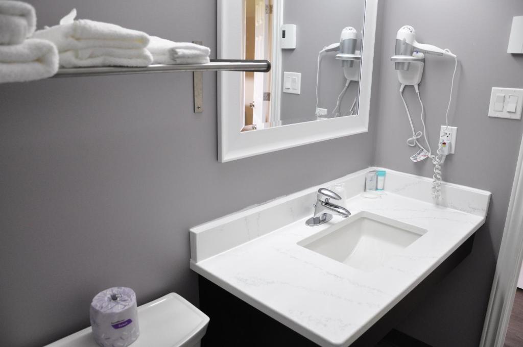 Moonlight Inn and Suites Sudbury, photo 3