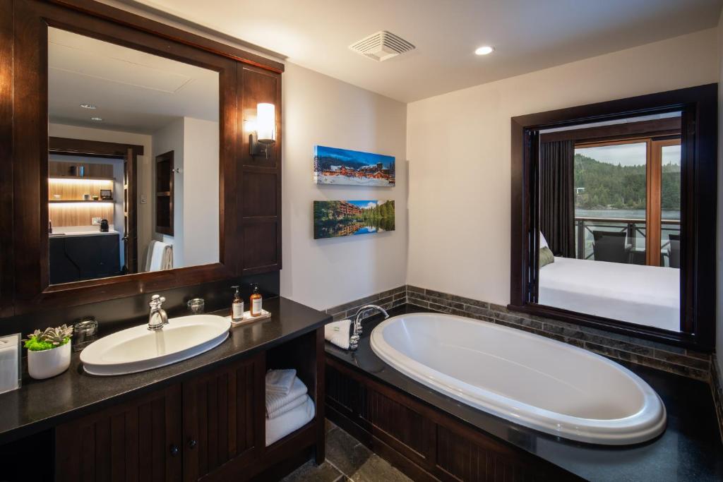 Nita Lake Lodge, photo 3