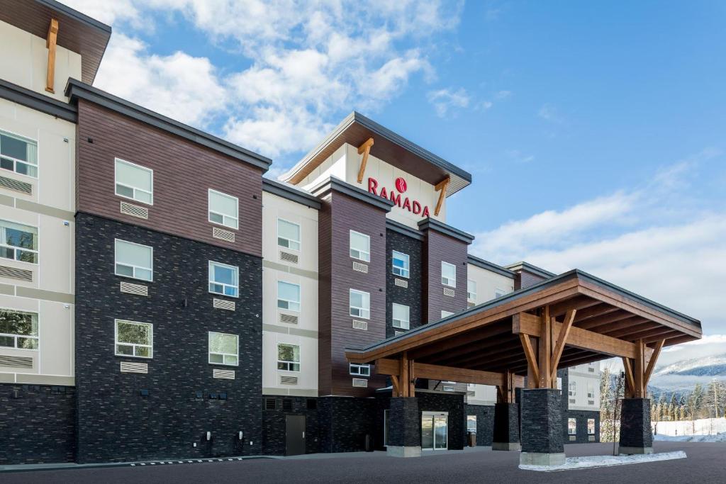 Ramada by Wyndham Revelstoke, photo 1