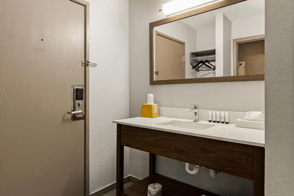 Red Lion Inn & Suites Caseyville, photo 3