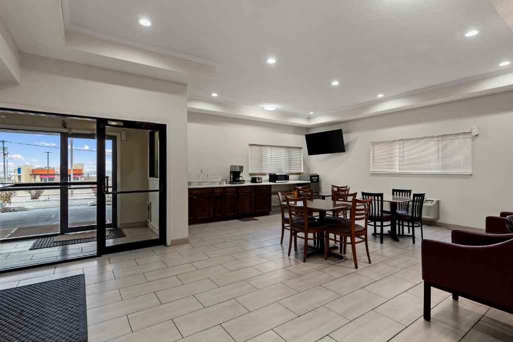 Red Lion Inn & Suites Caseyville, photo 4