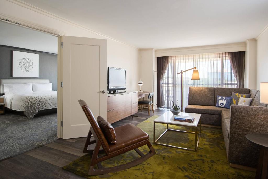 Renaissance Raleigh North Hills Hotel, photo 2