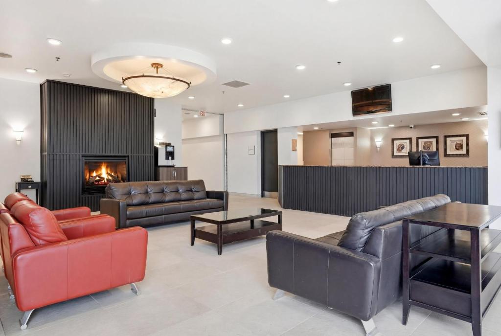Seven Oaks Hotel Regina, SureStay Collection by Best Western, photo 3