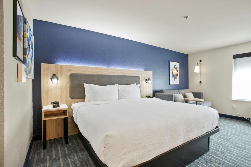 Stay-N-Charge - City Express by Marriott Duluth, photo 2