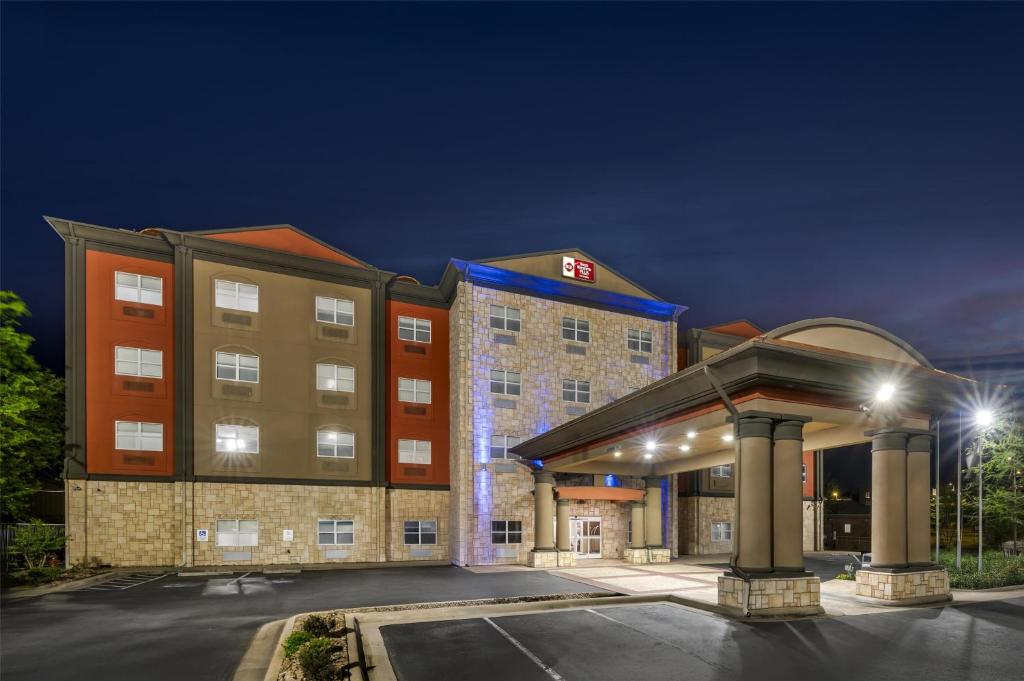 Stay-N-Charge EV Charging Station - Best Western Plus JFK Inn & Suites North Little Rock, photo 3