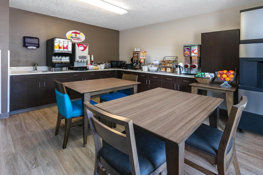Super 8 by Wyndham Waxahachie TX, photo 4
