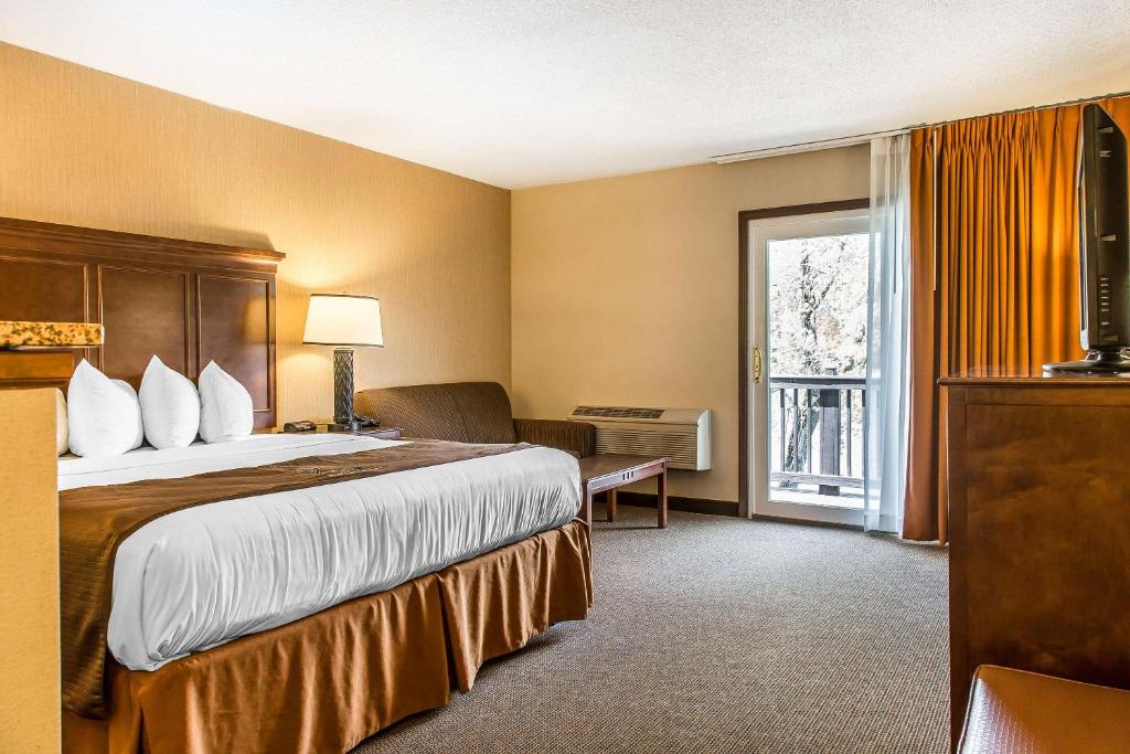 The Black Swan Lee - Lenox, an Ascend Collection Hotel, photo 2