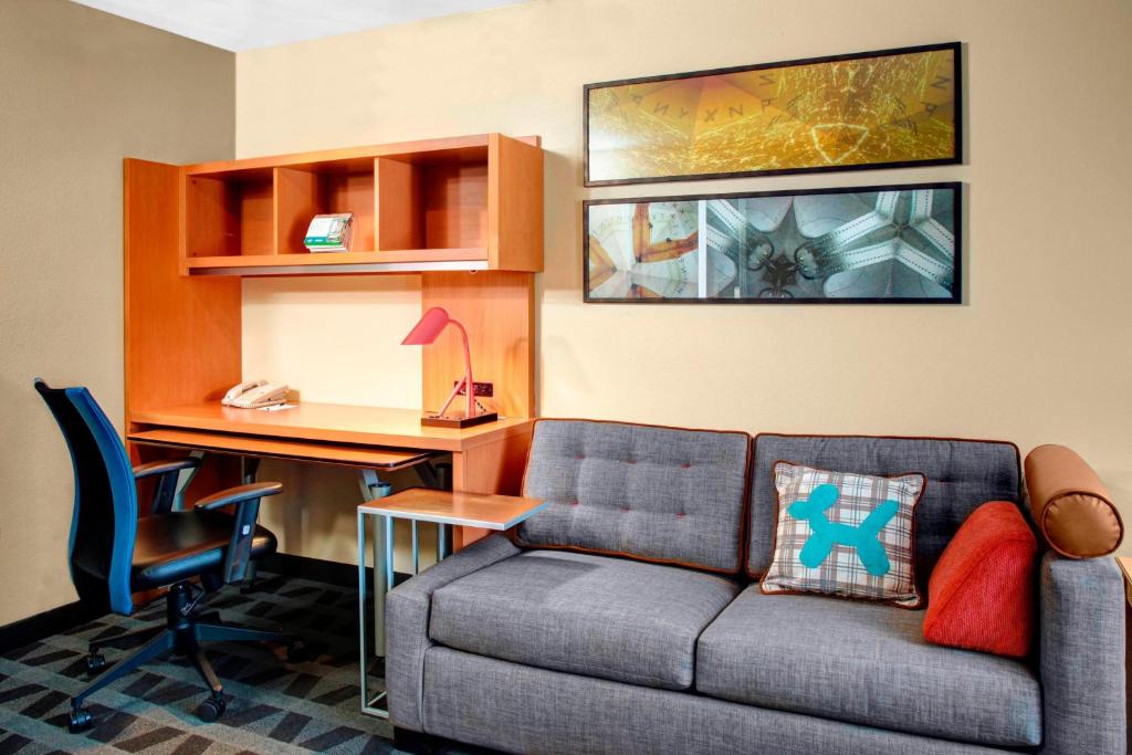 TownePlace Suites Fresno, photo 1